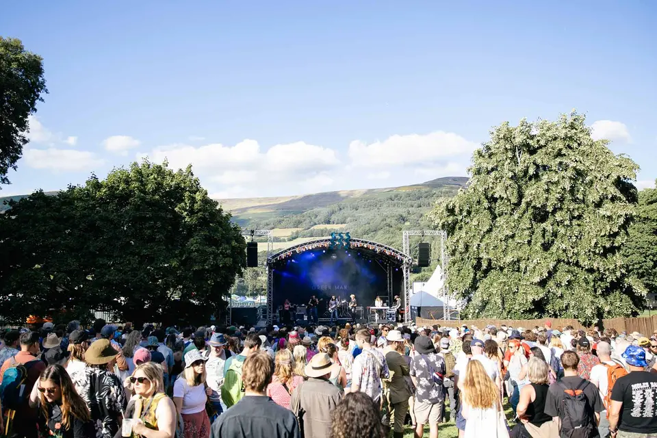 the crowd watching the rising stage
