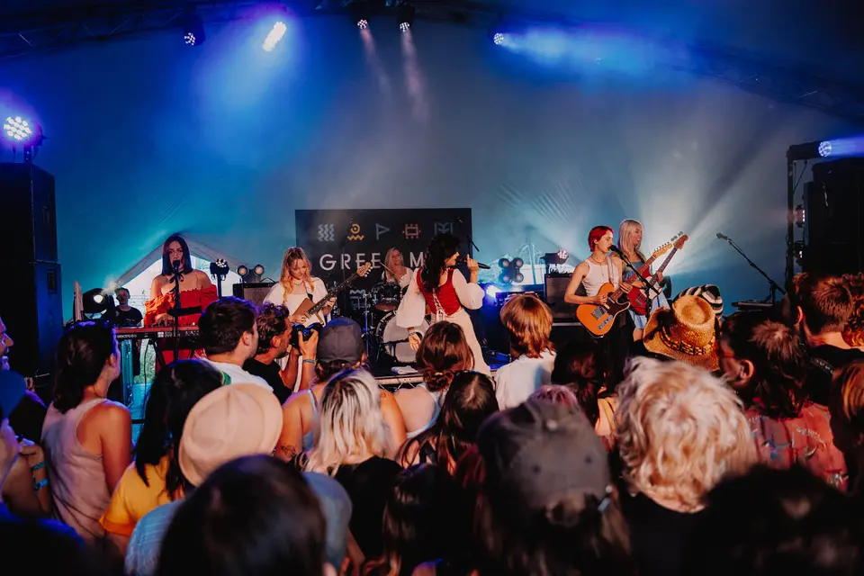 the last dinner party performing on the rising stage