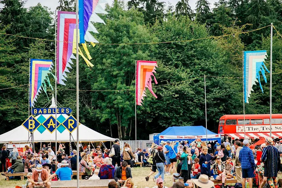 the babling tongues area, there is a bar and food traders, groups are sat on benches