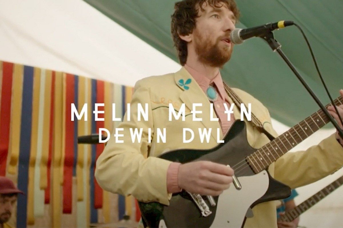 Watch Melin Melyn perform Dewin Dwl at Green Man Festival