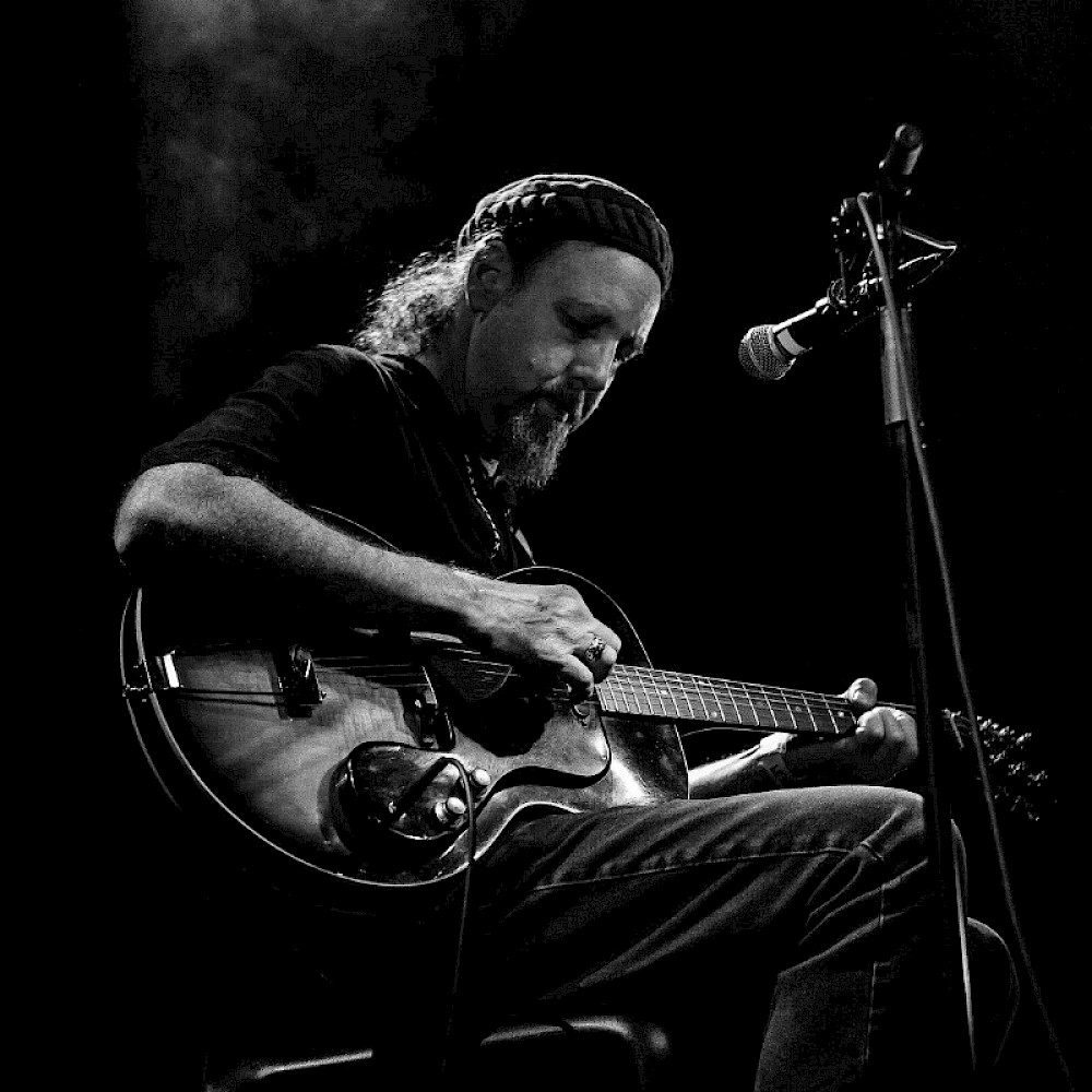 Sir Richard Bishop playing guitar